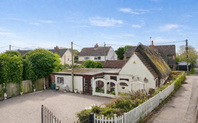 5 bed property, in Main Road, £575,000