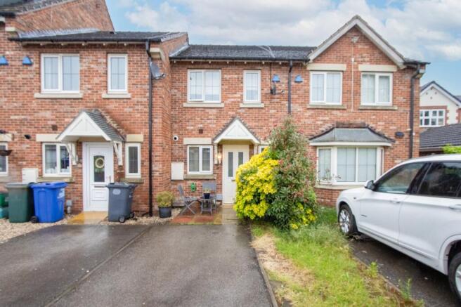 2 bed property, in Honeysuckle Close, £150,000
