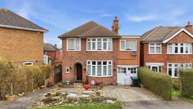 4 bed property, in Denton Drive, £425,000
