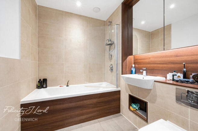 1 bed property, in Latimer Square, £400,000