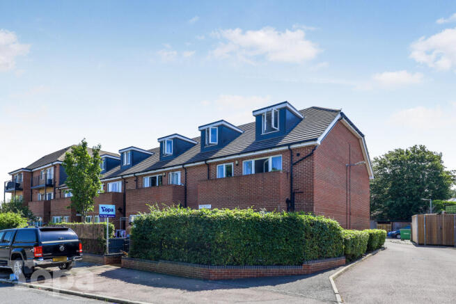 2 bed property, in Colyer Road, £200,000