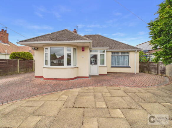 2 bed property, in Lyndale Road, £315,000