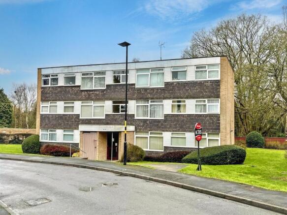 2 bed property, in Trident Close, £145,000