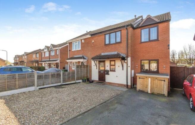 5 bed property, in Mayfields Drive, £280,000