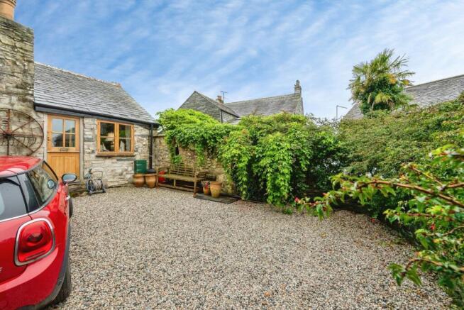 2 bed property, in Helstone, £270,000