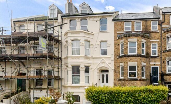 1 bed property, in Carisbrooke Road, £140,000