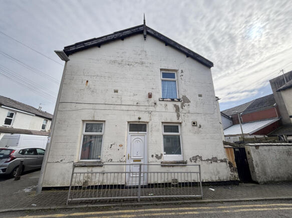 2 bed property, in Amberbanks Grove, £71,995