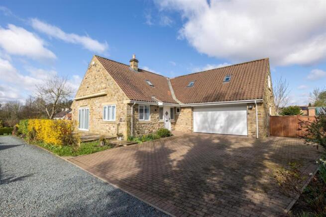 4 bed property, in Lytel Garth, £895,000