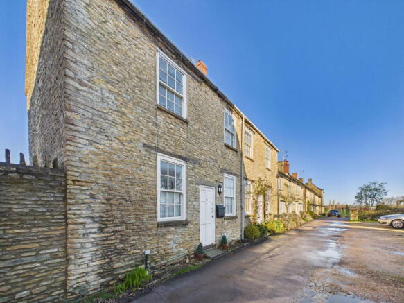 3 bed property, in Chapel Walk, £225,000