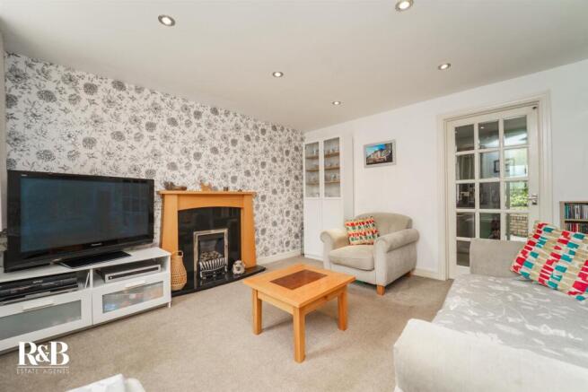3 bed property, in Tall Trees, £200,000
