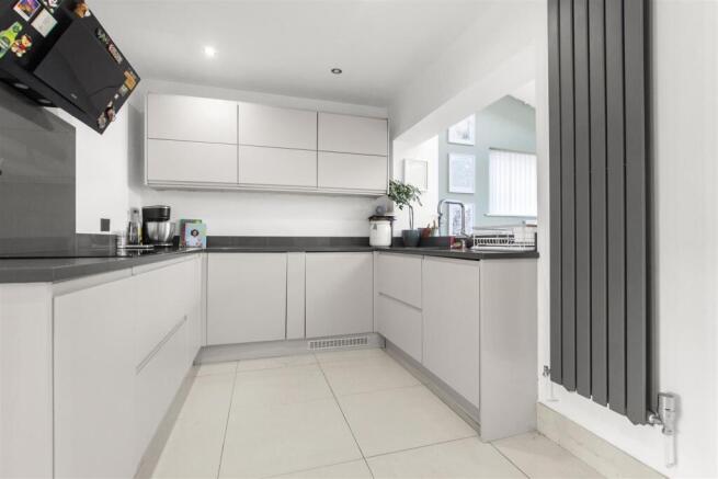 3 bed property, in Poplar Avenue, £230,000