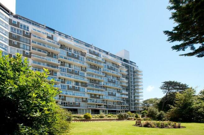 1 bed property, in Admirals Walk, £100,000
