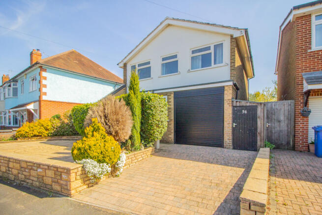3 bed property, in Old Hall Avenue, £230,000