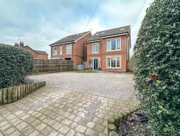 4 bed property, in Chells Hill, £500,000