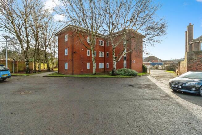 1 bed property, in Willingsworth Road, £60,000