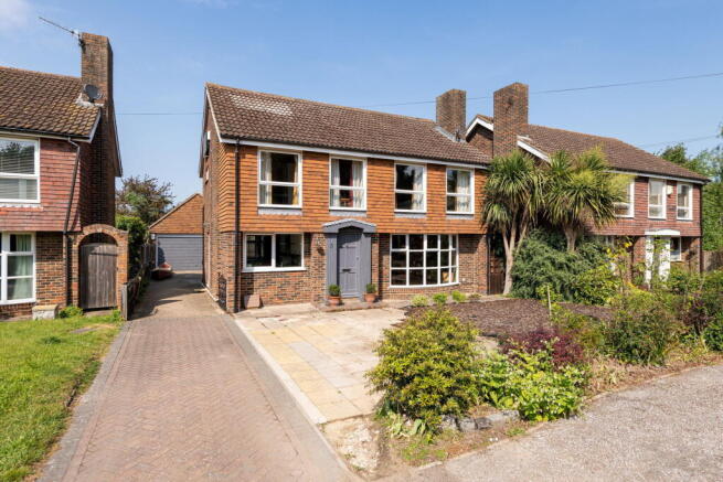 4 bed property, in Canterbury Road, £600,000