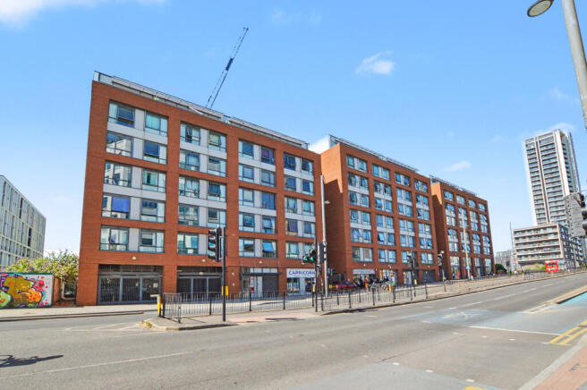 1 bed property, in High Street, £375,000