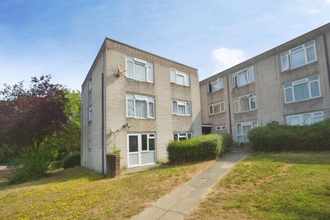 2 bed property, in Caburn Court, £185,000