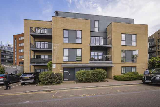 2 bed property, in Clarence Avenue, £335,000