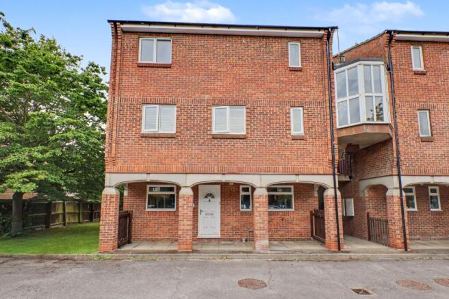 1 bed property, in Brackley Crescent, £150,000