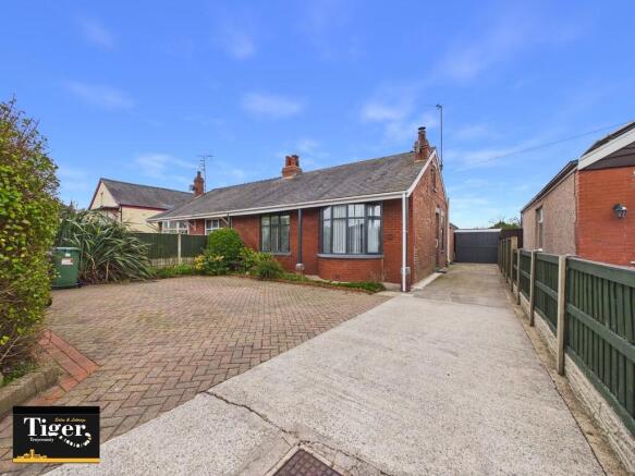 2 bed property, in Blackpool Old Road, £210,000
