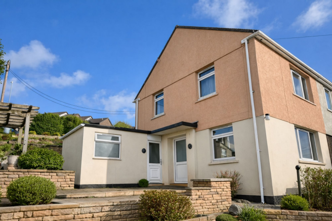 2 bed property, in Polruan Road, £245,000