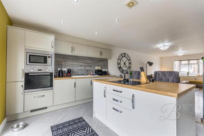 4 bed property, in Woodland Park View, £300,000