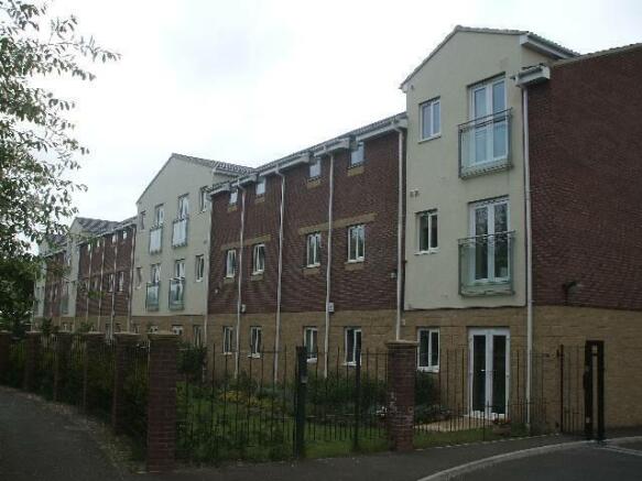 2 bed property, in Cromwell Court, £65,000