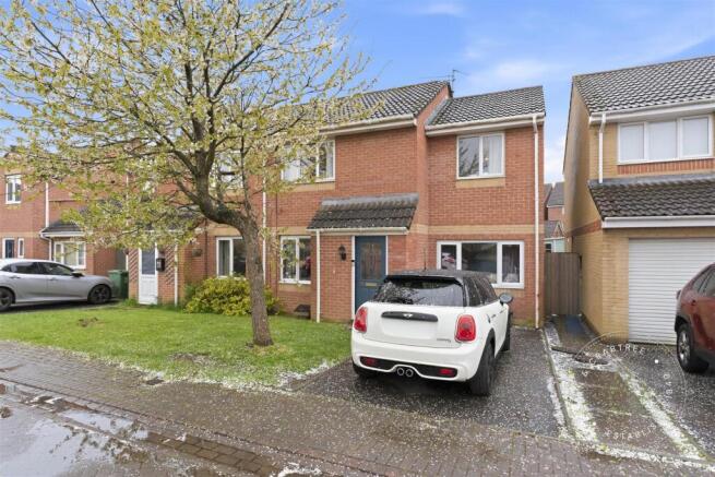 3 bed property, in Mitchell Close, £265,000