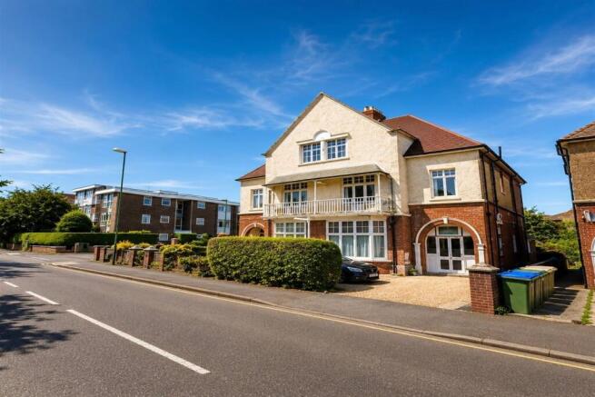 6 bed property, in Beach Road, £470,000