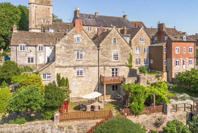 4 bed property, in Gloucester Street, £1,025,000