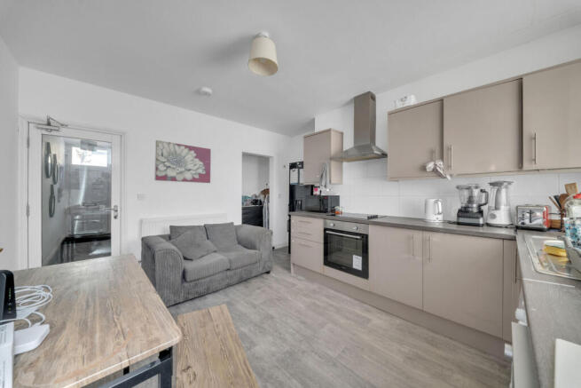 2 bed property, in Fraser Street, £89,999