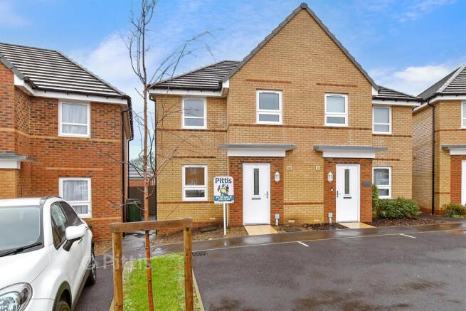 3 bed property, in Hollyhock Crescent, £240,000