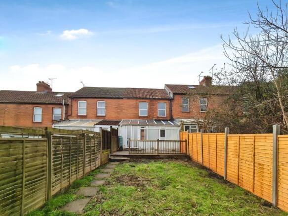 2 bed property, in Alexandra Road, £175,000