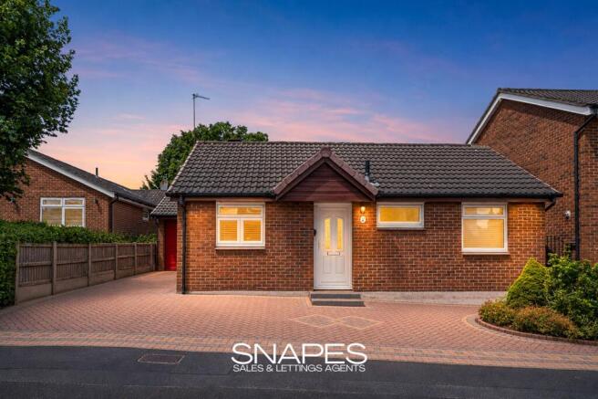 2 bed property, in Edenbridge Road, £300,000