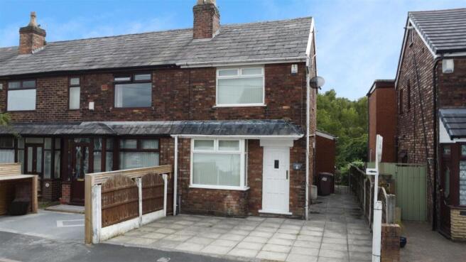 2 bed property, in Chadwick Road, £140,000