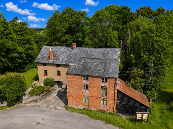 5 bed property, in Bailey's Hay, £750,000