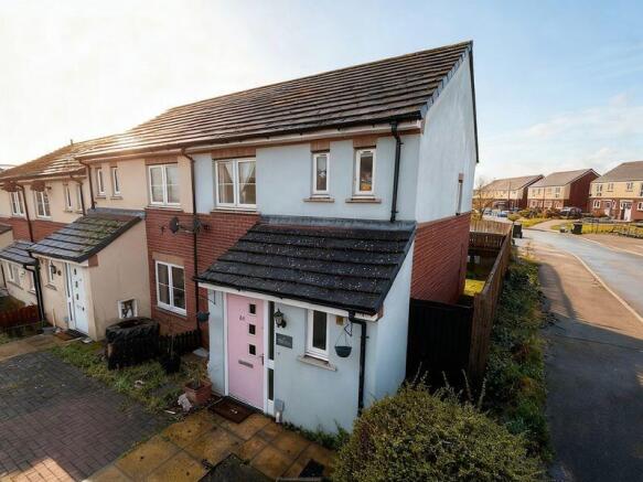 2 bed property, in Par Four Lane, £220,000