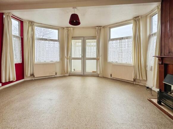 2 bed property, in Golf Green Road, £100,000