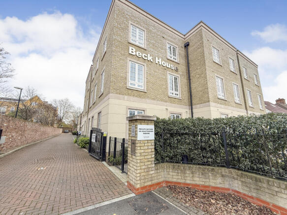 2 bed property, in Flat 9, £210,000