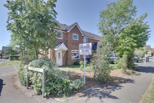 3 bed property, in Redwood Grove, £280,000