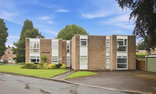 2 bed property, in Holly Court, £129,950