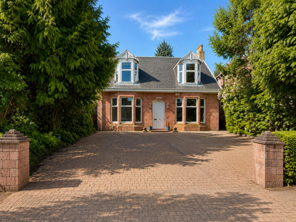 3 bed property, in Kylepark Drive, £435,000