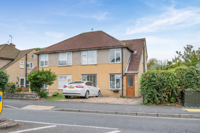 2 bed property, in Belvedere Road, £270,000
