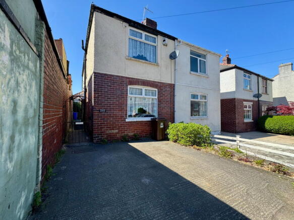 2 bed property, in Warminster Road, £199,950