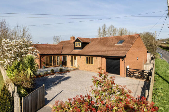 4 bed property, in Chard Common, £550,000