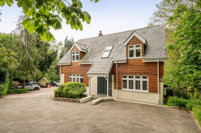 5 bed property, in Blackhouse Hill, £995,000