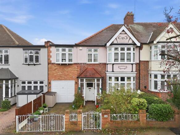 5 bed property, in Beverley Crescent, £825,000