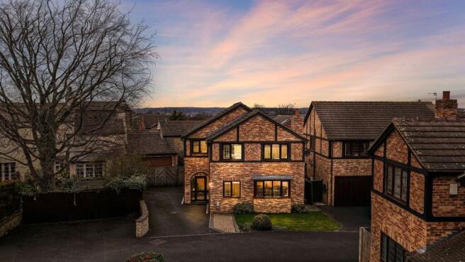 4 bed property, in 5 Ashwood Heights, £500,000