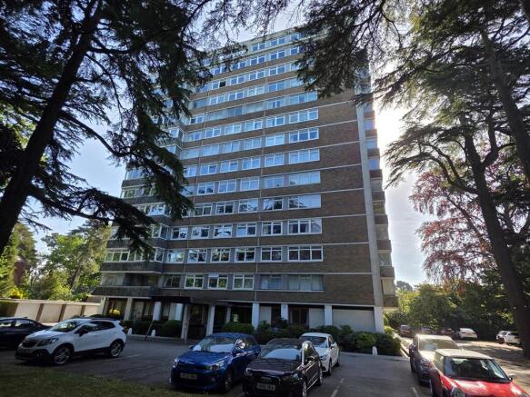 2 bed property, in Bassett Avenue, £150,000
